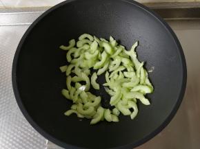 锅里留底油，开大火等油热后，倒入黄瓜片开始翻炒。