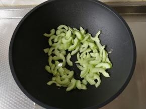 锅里留底油，开大火等油热后，倒入黄瓜片开始翻炒。