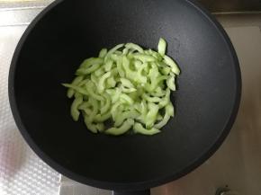 翻炒一会，淋入料酒，翻炒去涩味，顺便提味。