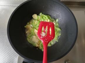 来一点点鸡精，提鲜，炒匀后一会会就可以关火了！装盘，开吃，就是这么简单！