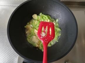 来一点点鸡精，提鲜，炒匀后一会会就可以关火了！装盘，开吃，就是这么简单！