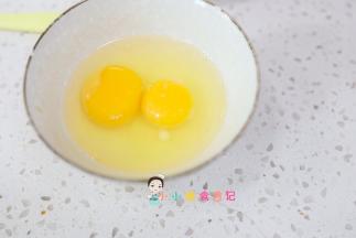 两个鸡蛋打入碗里