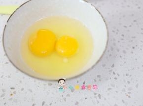 两个鸡蛋打入碗里