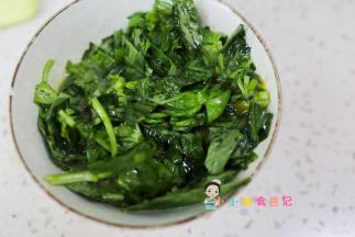 青菜切碎以后混合鸡蛋