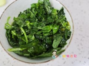 青菜切碎以后混合鸡蛋