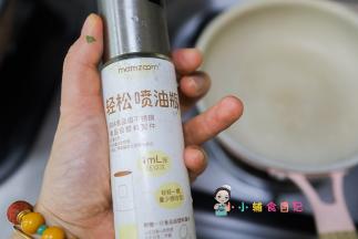 锅里喷少许油小火倒入鸡蛋青菜液