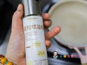 锅里喷少许油小火倒入鸡蛋青菜液