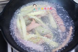 另一边起锅水开放入面条五分钟就可以了，大宝我还给了一大根香肠