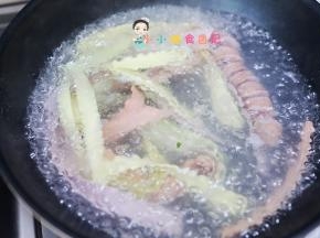 另一边起锅水开放入面条五分钟就可以了，大宝我还给了一大根香肠