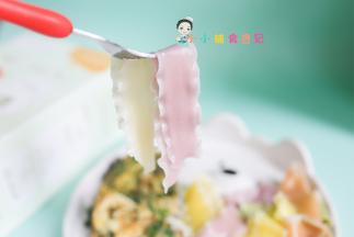 一岁以上可以吃香肠，我切了一下香肠水煮这样可以把味道去掉一点吃起来会更淡