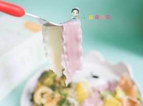 一岁以上可以吃香肠，我切了一下香肠水煮这样可以把味道去掉一点吃起来会更淡