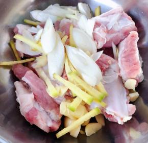 排骨在清水中浸泡半小时后洗净沥干水份放入容器中再放入切好的姜葱蒜