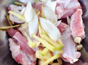 排骨在清水中浸泡半小时后洗净沥干水份放入容器中再放入切好的姜葱蒜