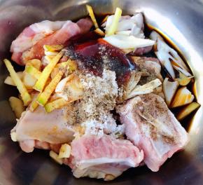 放入调味料糖、一品鲜酱油、蚝油、黑胡椒粉