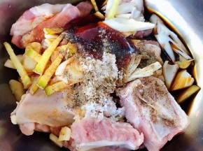 放入调味料糖、一品鲜酱油、蚝油、黑胡椒粉