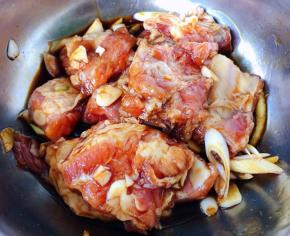 所有的调味料拌匀盖上保鲜膜放入冰箱中冷藏六个小时煨制入味