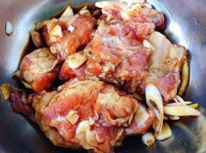 所有的调味料拌匀盖上保鲜膜放入冰箱中冷藏六个小时煨制入味