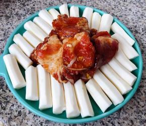 排骨摆在盘中中间