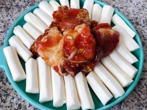 排骨摆在盘中中间