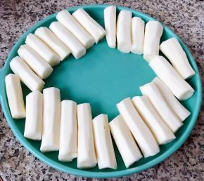 沥干水份的山药依次摆入盘中