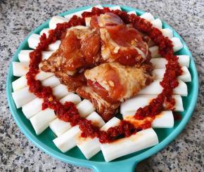 在山药上面均匀的码上剁椒酱