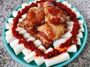 在山药上面均匀的码上剁椒酱