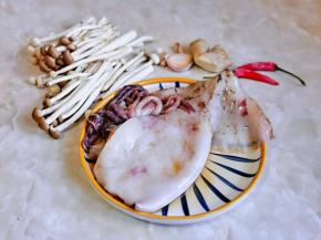 准备食材，鱿鱼买的时候请店家帮剥皮的，回来冷水冲洗干净。