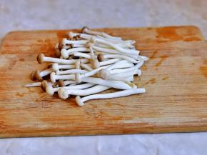 海鲜菇去根，冲洗干净。