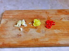 蒜酱去皮切好，辣椒洗净阶段。