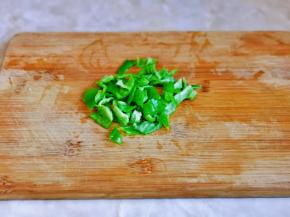 青椒洗干净去根去籽，再切块。