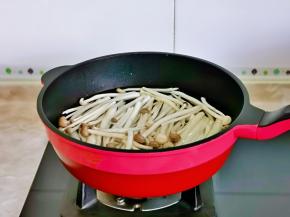 海鲜菇焯水，冷水下锅煮2分钟捞出淋干。