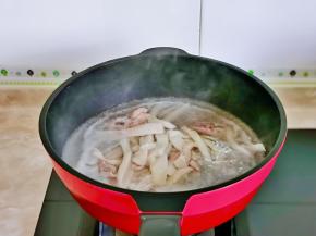 鱿鱼焯水，水开后下鱿鱼，大火煮45秒捞出。