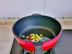 起油锅，加入蒜姜辣椒煸炒。