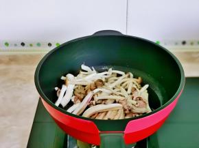 再加入焯水的海鲜菇与鱿鱼。