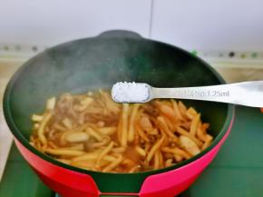 按个人口味加入盐。