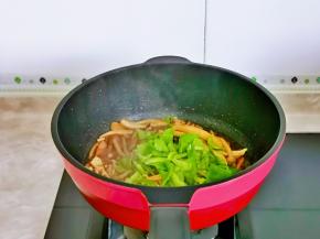 加入青椒，炒熟关火。