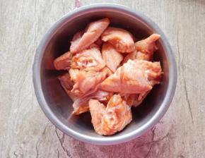 2.鸡中翅要划刀，再剁成两段