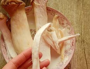 4.杏鲍菇撕为小条