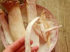 4.杏鲍菇撕为小条
