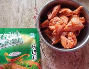 3.加入cook100法式黑椒烤肉料，揉搓均匀，入冰箱冷藏半小以上或过夜