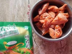 3.加入cook100法式黑椒烤肉料，揉搓均匀，入冰箱冷藏半小以上或过夜