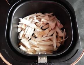 5.杏鲍菇用用少许油拌匀。摆炸篮上