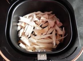 5.杏鲍菇用用少许油拌匀。摆炸篮上