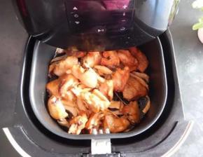 7.装好炸篮，炸锅200度，约15分钟