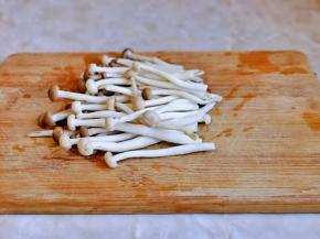 菌菇去根洗干净。