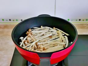 冷水下锅焯水，大火煮熟捞出。