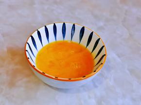 鸡蛋磕碗里，加入料酒用筷子打散。