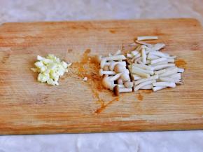 大蒜去皮切碎，菌菇切三段。