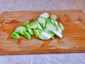 丝瓜去皮洗干净，再切菱形块。