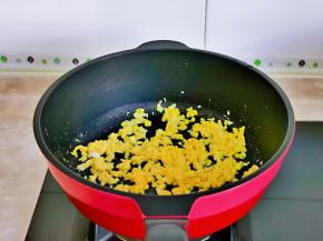 起油锅，倒入蛋液，喜欢大块鸡蛋的可以先煎蛋饼再切碎，我是直接用筷子不停搅拌的，成图中的样子。